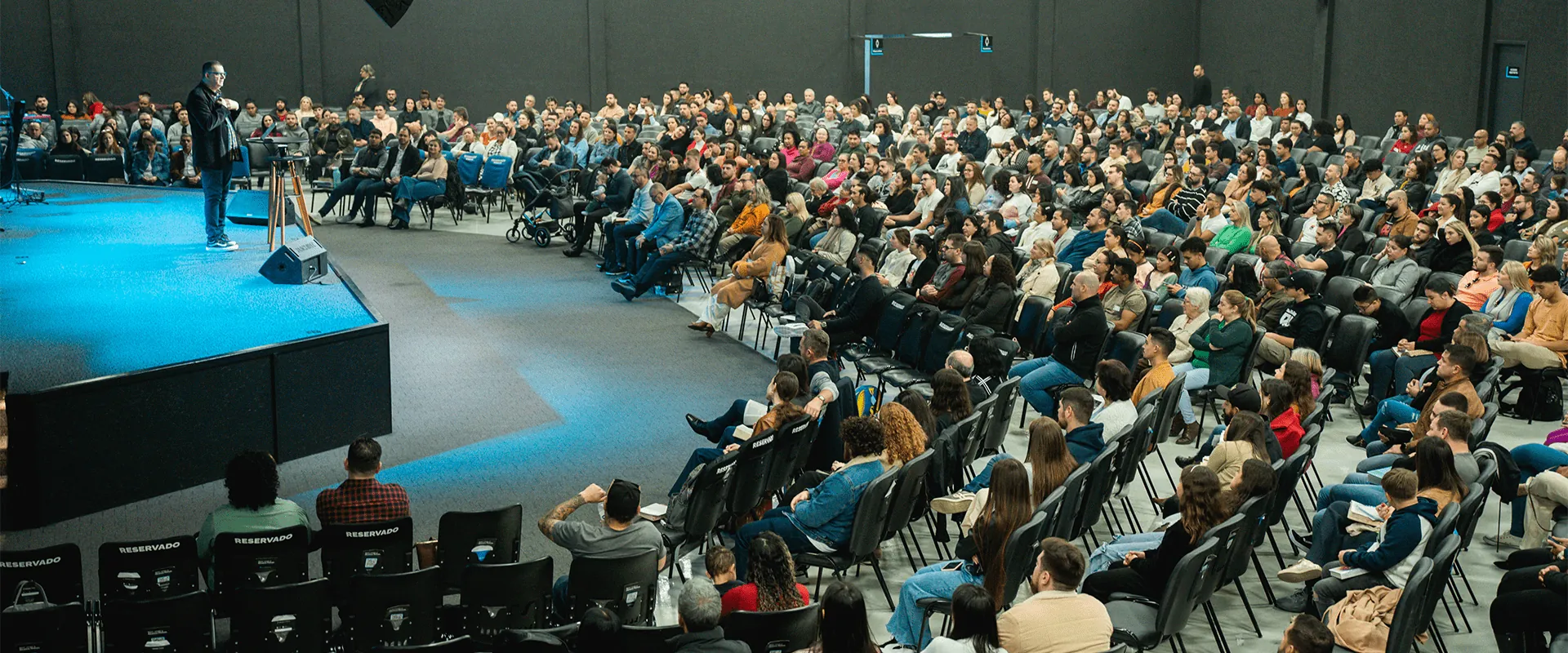 Auditório da Alcance Pinhais durante um culto